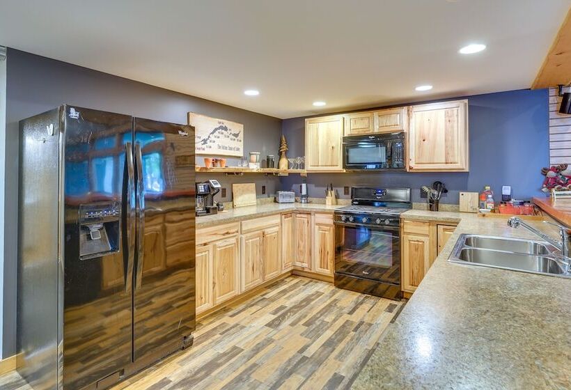 Spacious Old Forge Condo W/ Patio & Fire Pit!