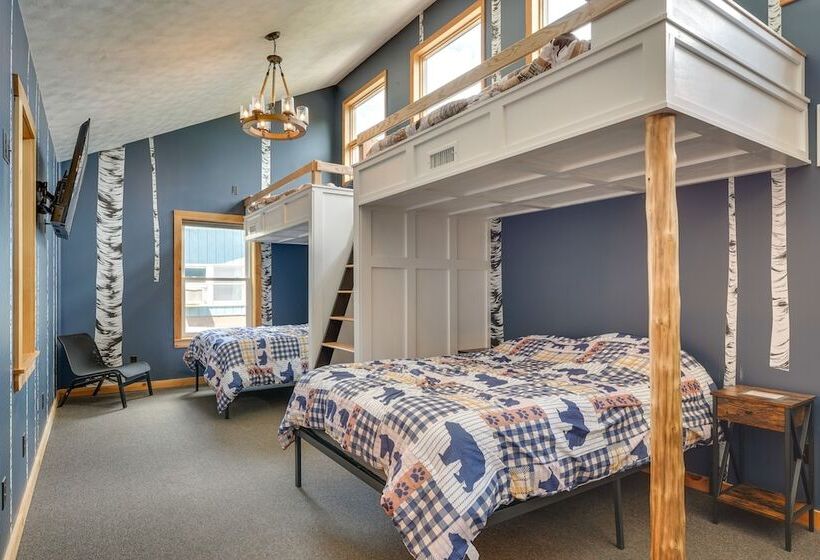 Spacious Old Forge Condo W/ Patio & Fire Pit!