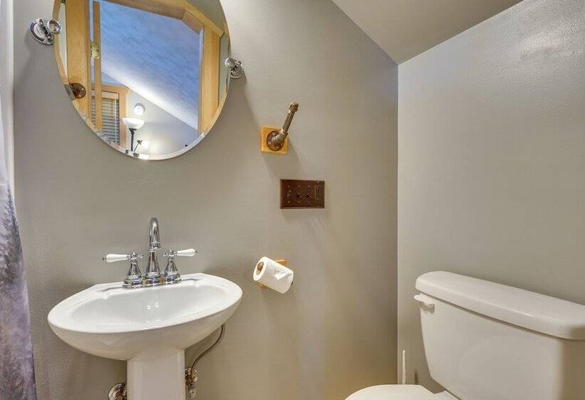 Spacious Old Forge Condo W/ Patio & Fire Pit!