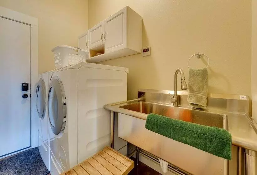 West Richland Home W/ Vineyard & Mountain Views!