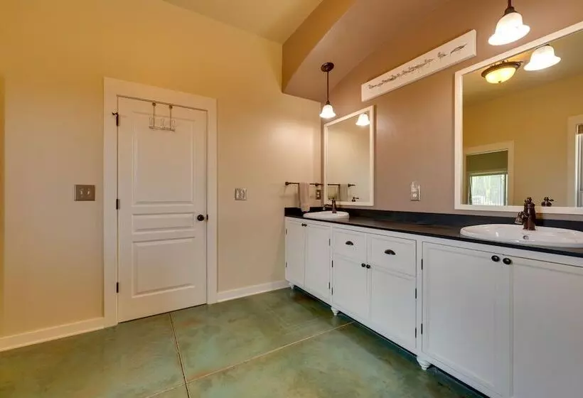 West Richland Home W/ Vineyard & Mountain Views!