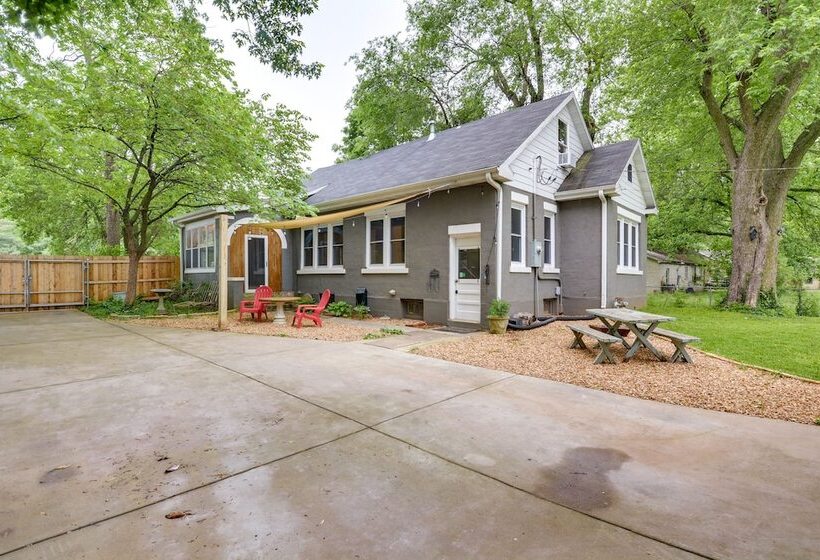 Whimsical Cottage Near Springfield Art Museum!