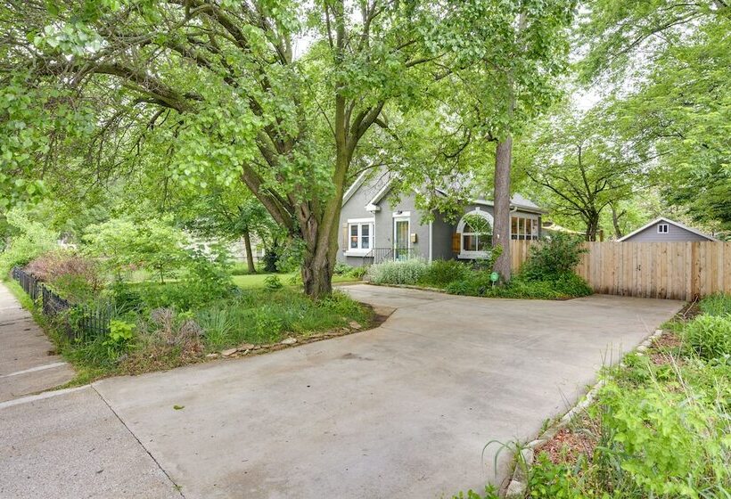 Whimsical Cottage Near Springfield Art Museum!