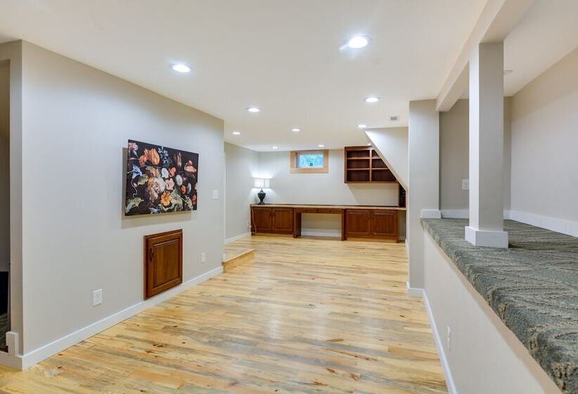 Whimsical Cottage Near Springfield Art Museum!