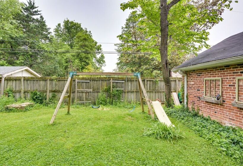 Whimsical Cottage Near Springfield Art Museum!