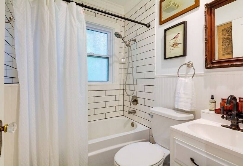 Whimsical Cottage Near Springfield Art Museum!