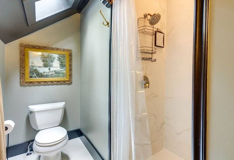 Whimsical Cottage Near Springfield Art Museum!