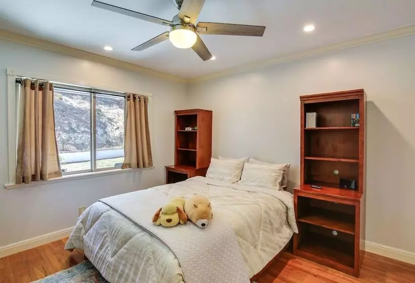 Whittier Vacation Rental: Close To Hiking Trails!