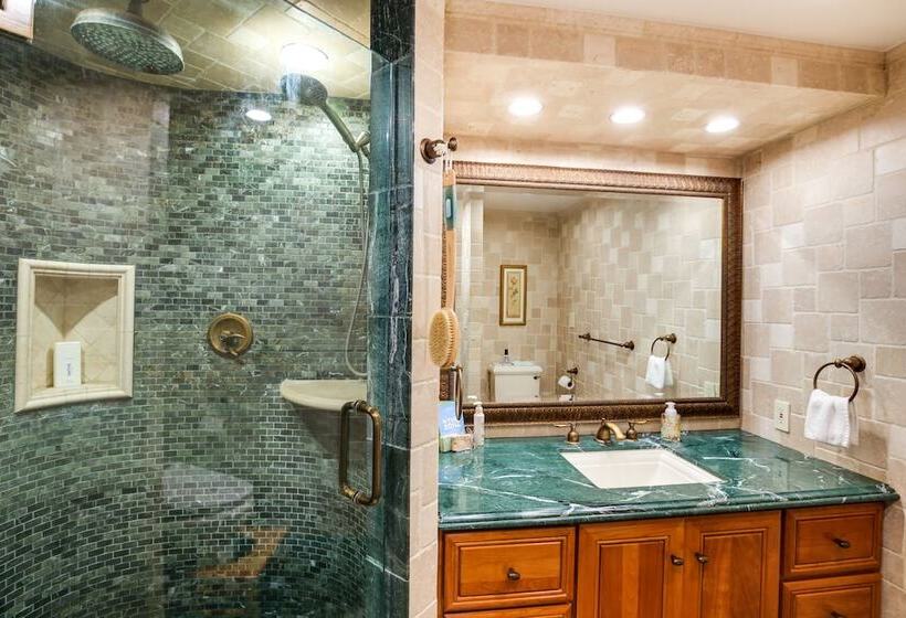 Whittier Vacation Rental: Close To Hiking Trails!