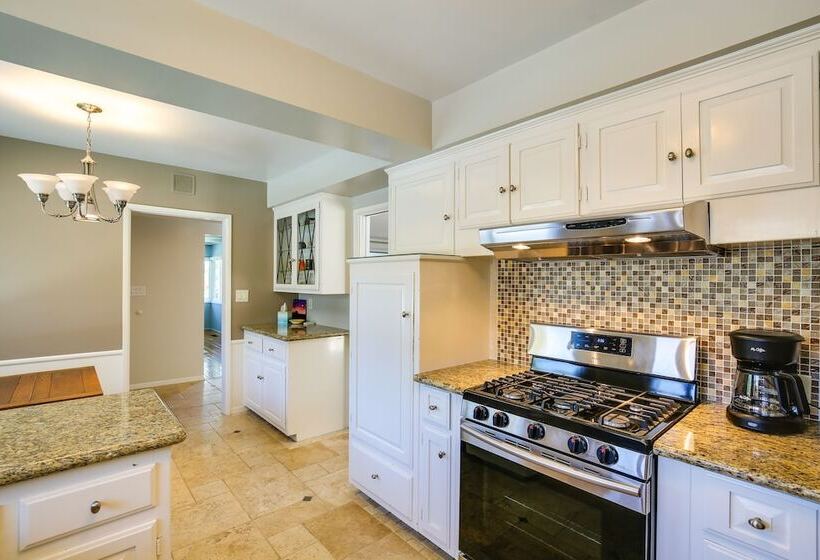 Whittier Vacation Rental: Close To Hiking Trails!