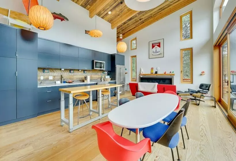 Bayfield Waterfront Cabin: Game Room & Lake Views!