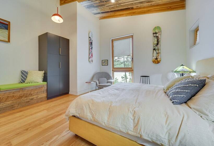 Bayfield Waterfront Cabin: Game Room & Lake Views!