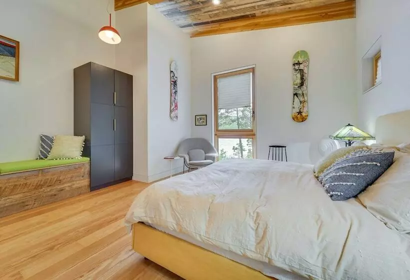 Bayfield Waterfront Cabin: Game Room & Lake Views!