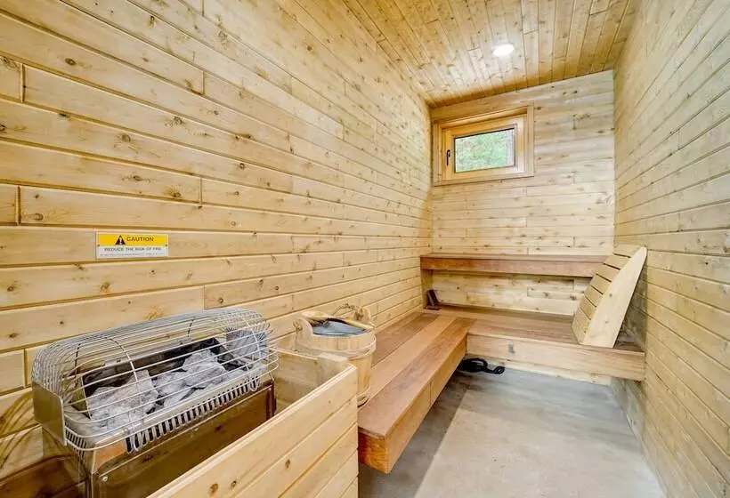 Bayfield Waterfront Cabin: Game Room & Lake Views!