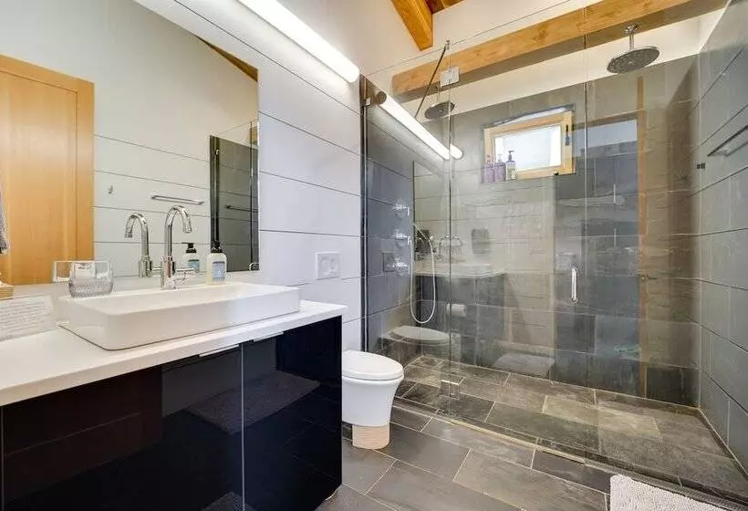 Bayfield Waterfront Cabin: Game Room & Lake Views!