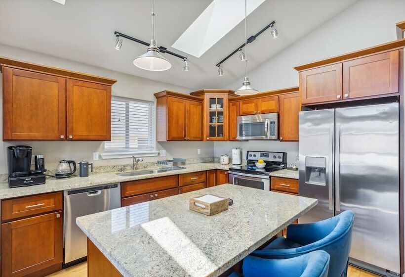 Cheery Tacoma Vacation Rental: 7 Mi To Owen Beach!