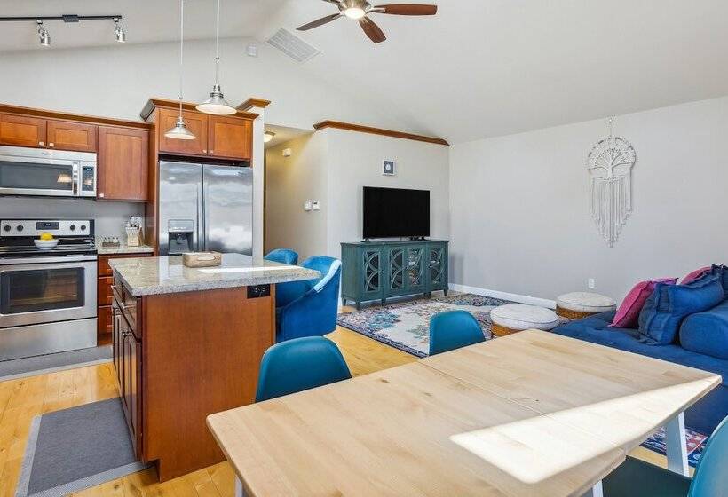 Cheery Tacoma Vacation Rental: 7 Mi To Owen Beach!