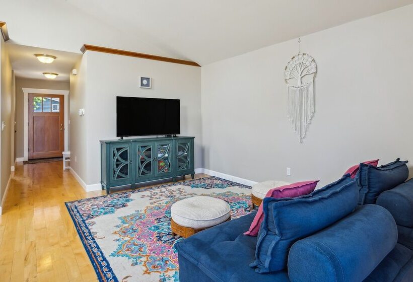 Cheery Tacoma Vacation Rental: 7 Mi To Owen Beach!