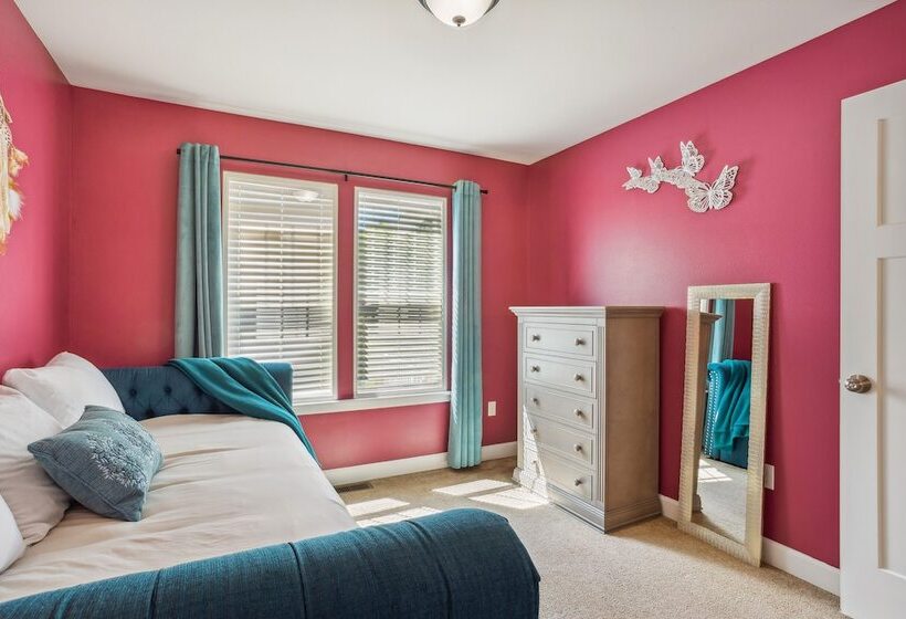 Cheery Tacoma Vacation Rental: 7 Mi To Owen Beach!