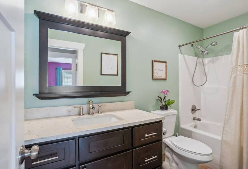 Cheery Tacoma Vacation Rental: 7 Mi To Owen Beach!