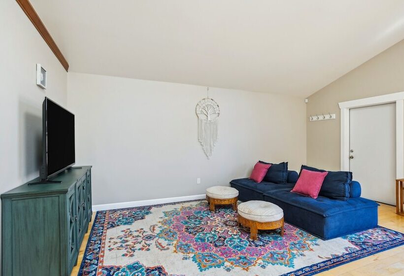 Cheery Tacoma Vacation Rental: 7 Mi To Owen Beach!