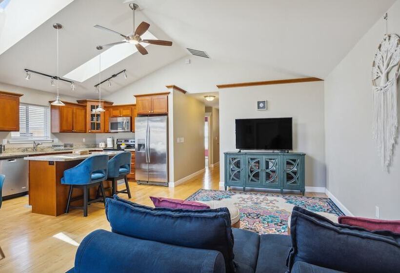 Cheery Tacoma Vacation Rental: 7 Mi To Owen Beach!