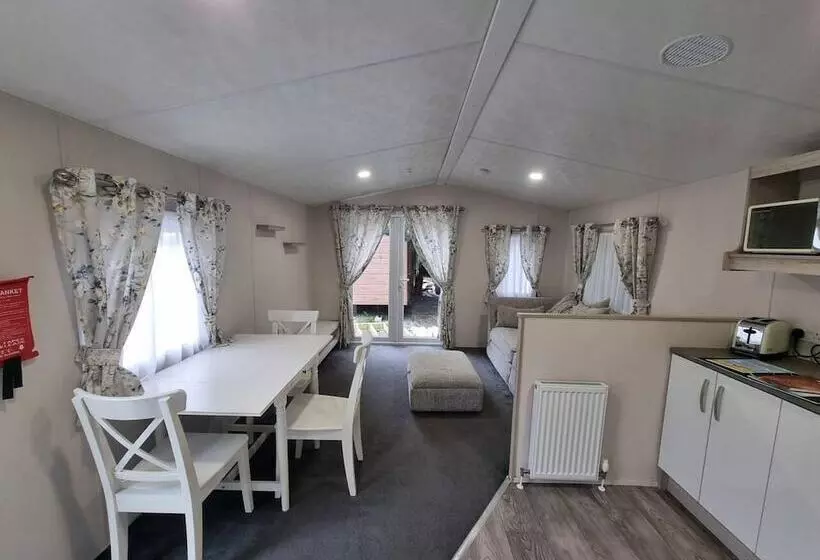 ホテル Charming 2 Bed Static In Saint Columb