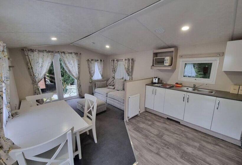 ホテル Charming 2 Bed Static In Saint Columb