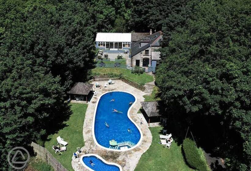 ホテル Charming 2 Bed Static In Saint Columb