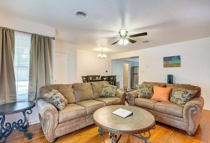 Lake Jackson Home W/ Yard, 14 Mi To Beaches!