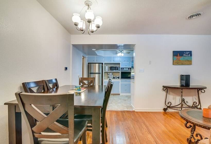 Lake Jackson Home W/ Yard, 14 Mi To Beaches!