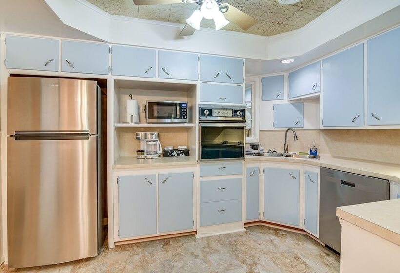 Lake Jackson Home W/ Yard, 14 Mi To Beaches!