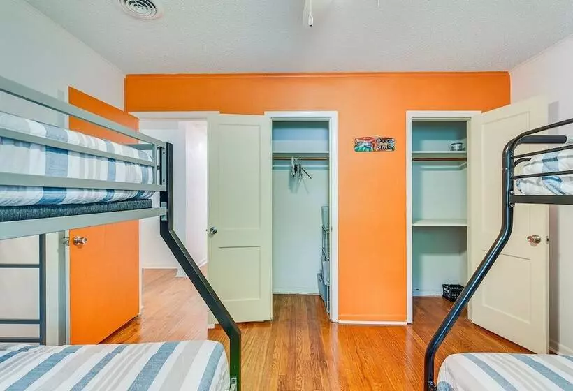 Lake Jackson Home W/ Yard, 14 Mi To Beaches!