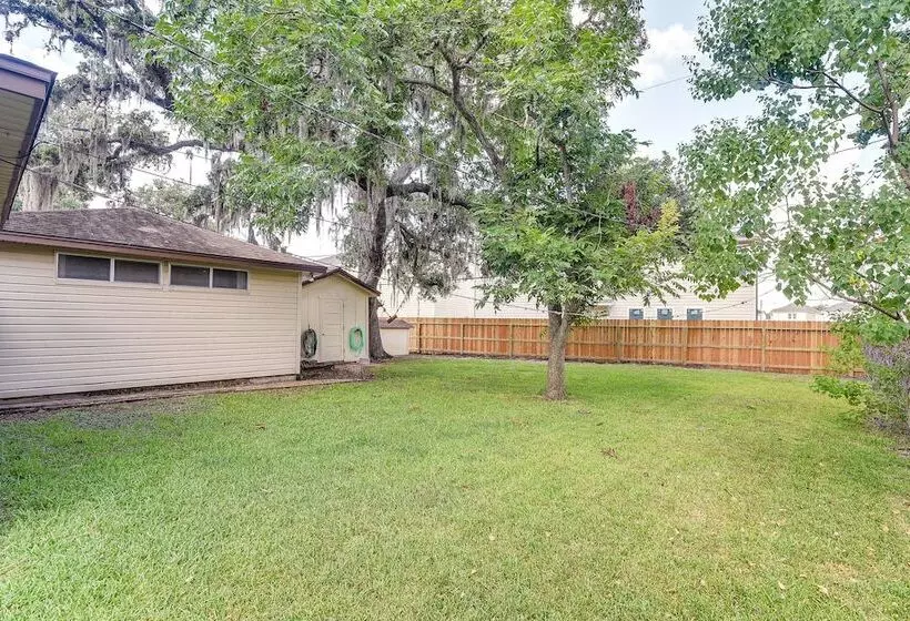 Lake Jackson Home W/ Yard, 14 Mi To Beaches!