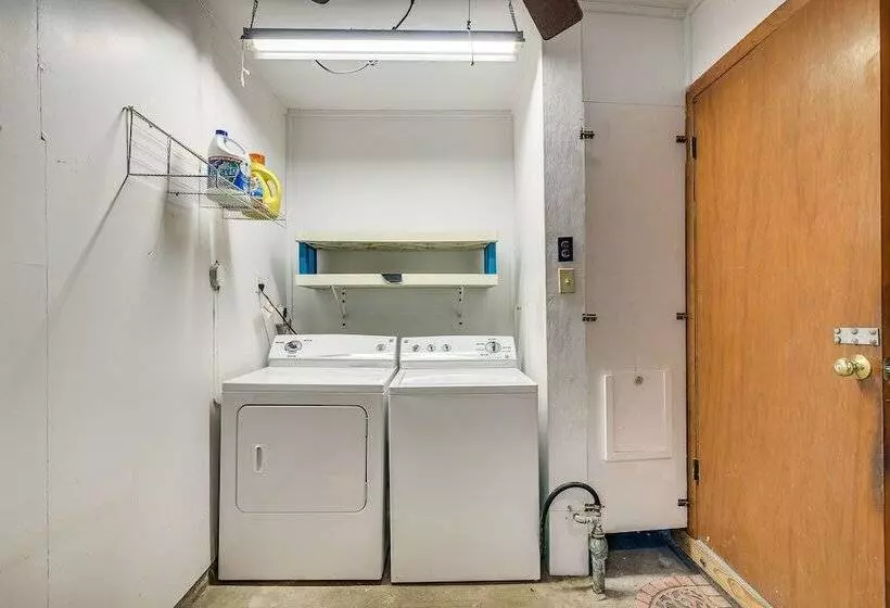 Lake Jackson Home W/ Yard, 14 Mi To Beaches!