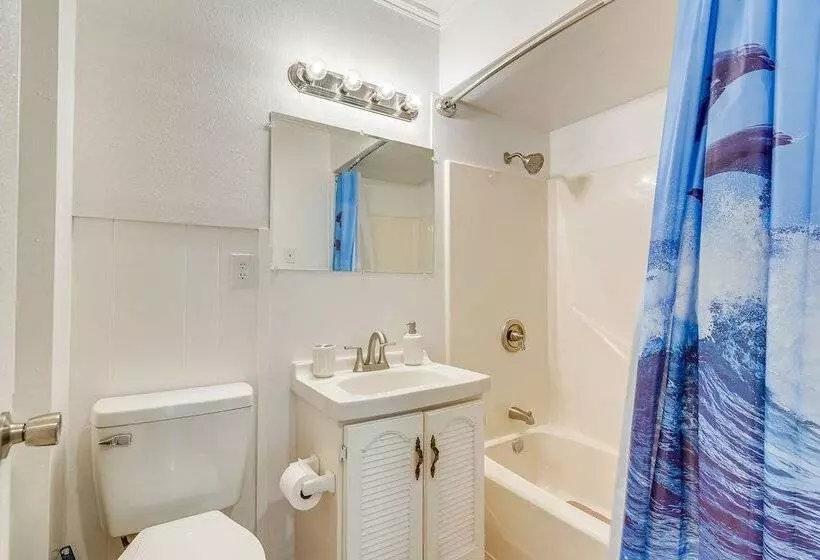 Lake Jackson Home W/ Yard, 14 Mi To Beaches!