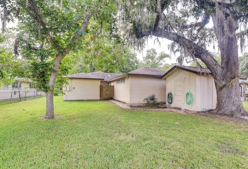 Lake Jackson Home W/ Yard, 14 Mi To Beaches!