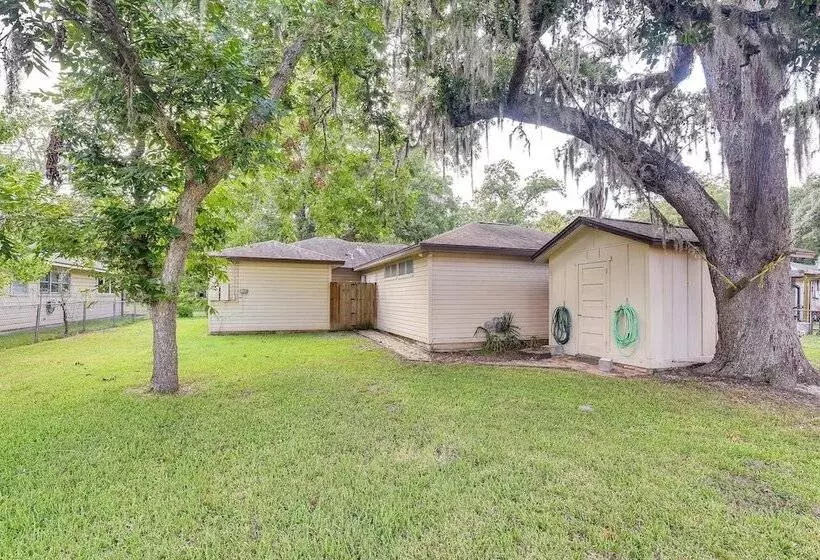 Lake Jackson Home W/ Yard, 14 Mi To Beaches!