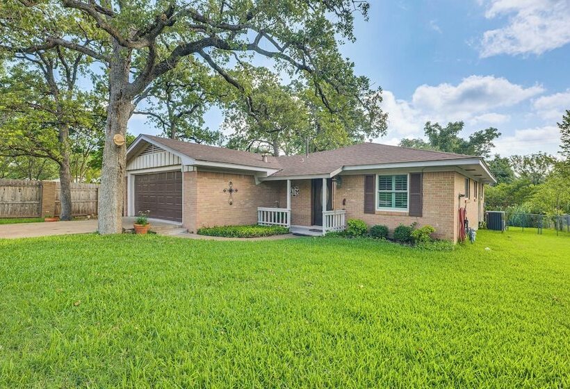 Lovely Bryan Home W/ Deck   4 Mi To Kyle Field!