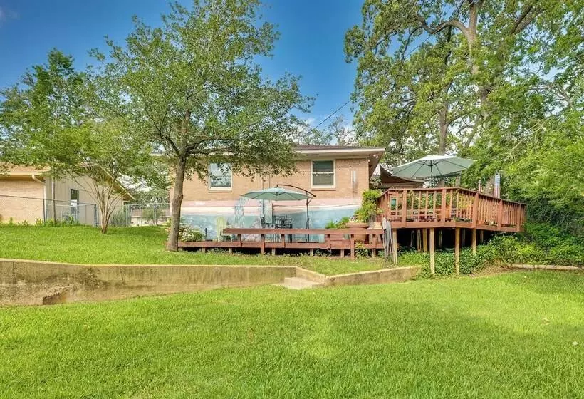 Lovely Bryan Home W/ Deck   4 Mi To Kyle Field!