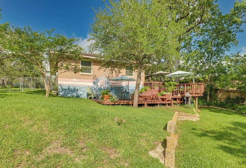 Lovely Bryan Home W/ Deck   4 Mi To Kyle Field!