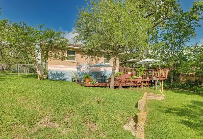 Lovely Bryan Home W/ Deck   4 Mi To Kyle Field!