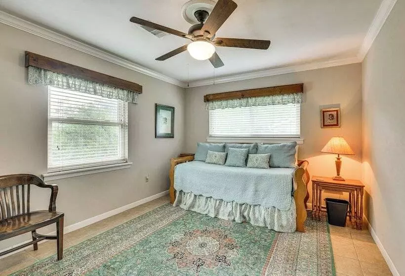 Lovely Bryan Home W/ Deck   4 Mi To Kyle Field!