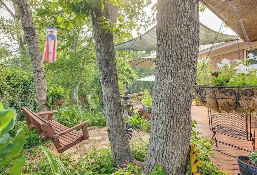 Lovely Bryan Home W/ Deck   4 Mi To Kyle Field!