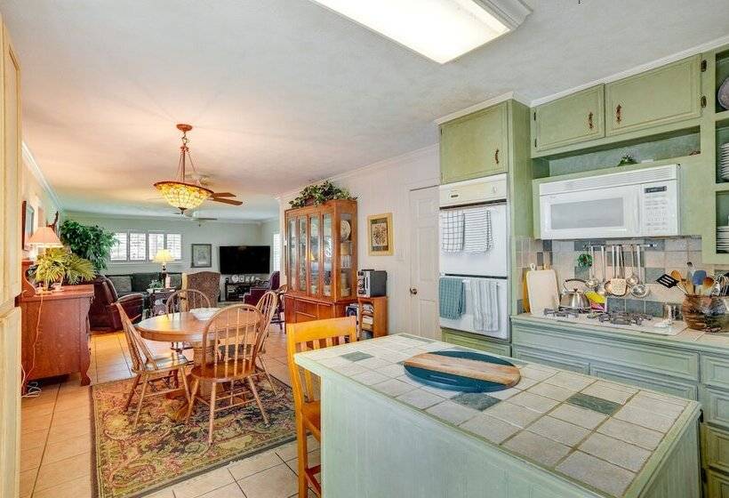 Lovely Bryan Home W/ Deck   4 Mi To Kyle Field!