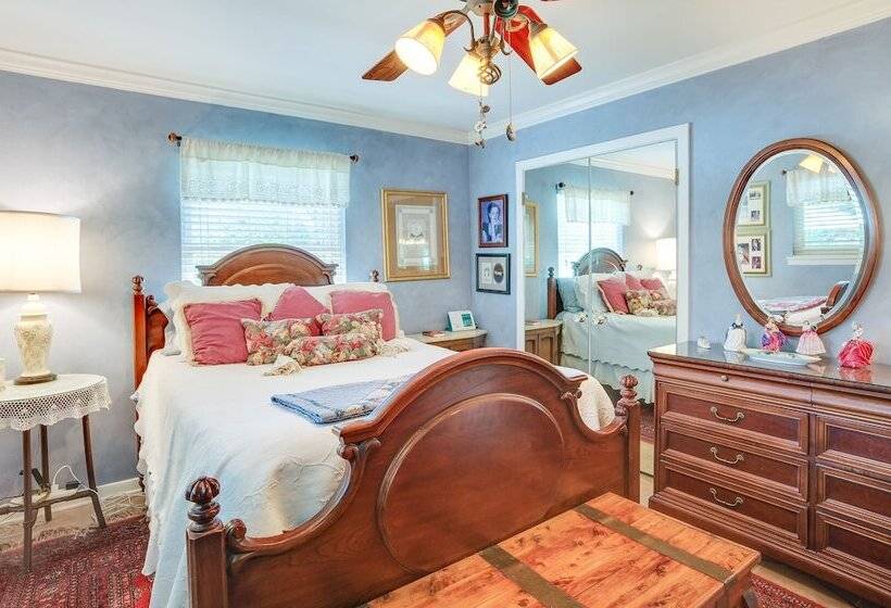 Lovely Bryan Home W/ Deck   4 Mi To Kyle Field!