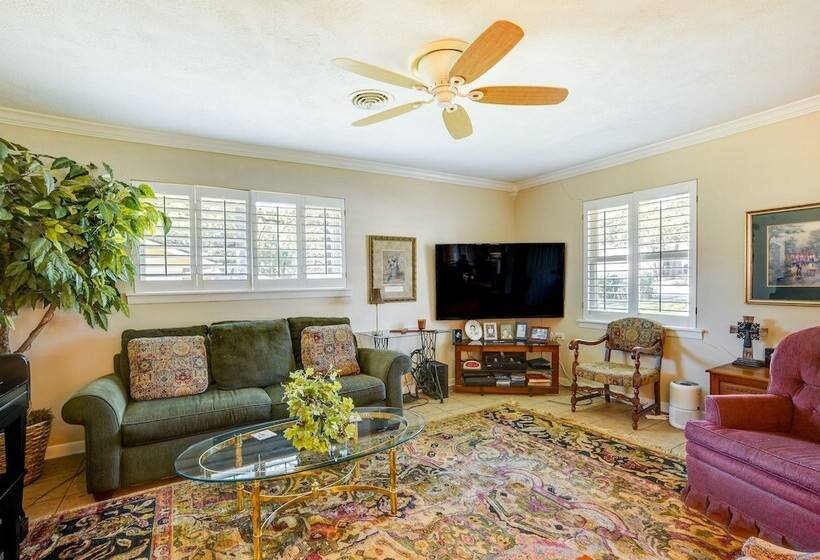 Lovely Bryan Home W/ Deck   4 Mi To Kyle Field!