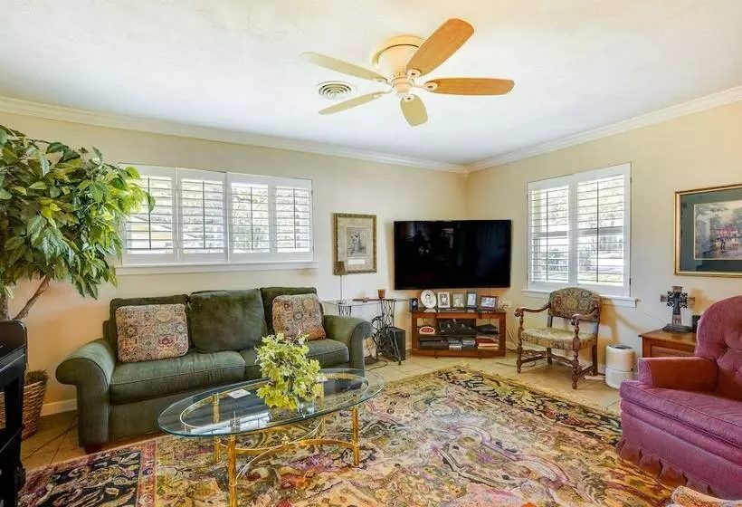 Lovely Bryan Home W/ Deck   4 Mi To Kyle Field!