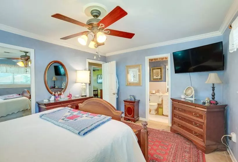 Lovely Bryan Home W/ Deck   4 Mi To Kyle Field!