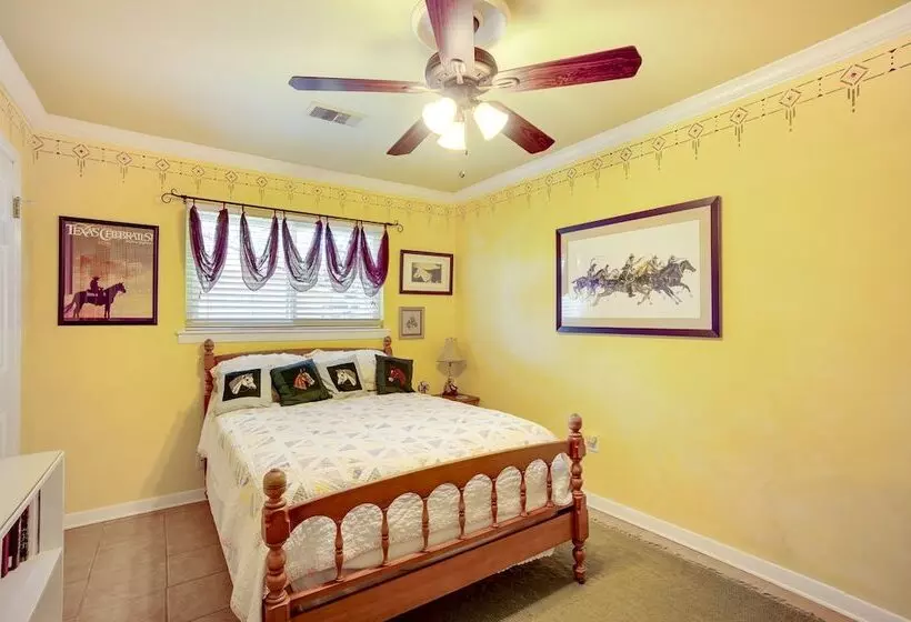 Lovely Bryan Home W/ Deck   4 Mi To Kyle Field!